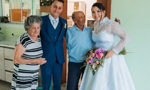 Noivos surpreendem avós impossibilitados de ir ao casamento com visita emocionante