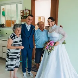 Noivos surpreendem avós impossibilitados de ir ao casamento com visita emocionante