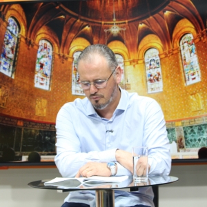 Renove sua fé e encontre força nas mensagens e orações do Padre Elizandro, ao vivo nesta tarde