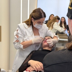 Biomédica se consolida como referência e passa a ministrar cursos para profissionais da área estética