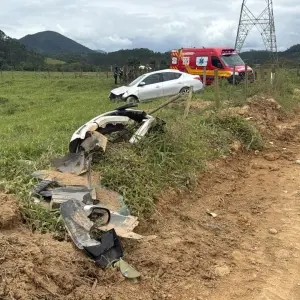 Colisão seguida de capotamento deixa mulher ferida em São João Batista