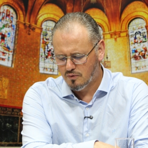 Programa diário promove momentos de espiritualidade, reflexão e conexão com Deus, fortalecendo a fé