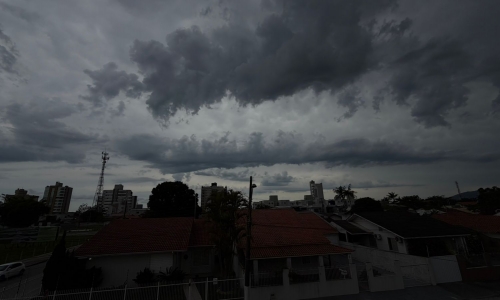 Após manhã de sol, chuva forte cai na região e Defesa Civil mantém alerta para temporais