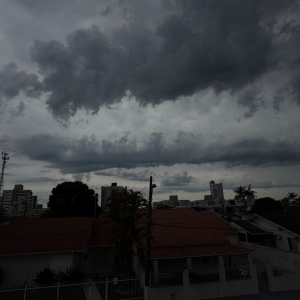 Após manhã de sol, chuva forte cai na região e Defesa Civil mantém alerta para temporais