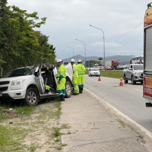 Caminhonete é arremessada após colisão na BR-101 em Tijucas