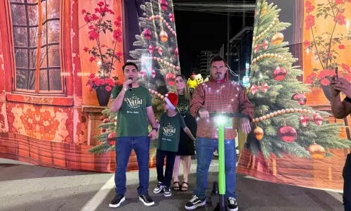 Espetáculo reúne 300 participantes e marca abertura oficial do Feliz Natal 2025