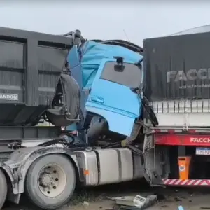 Acidente envolvendo dois caminhões causa transtornos na BR-101 em Porto Belo