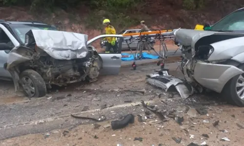Colisão frontal envolvendo três veículos deixa duas pessoas feridas 