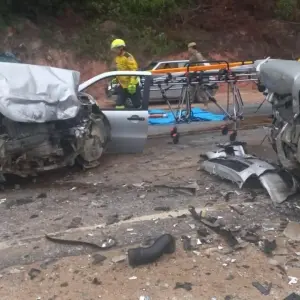 Colisão frontal envolvendo três veículos deixa duas pessoas feridas 