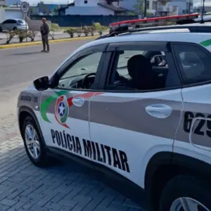 Homem se entrega à polícia após furtar motocicleta do empregador em Tijucas