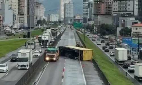 Carreta tomba na BR-101 em Itapema e causa lentidão no sentido Norte