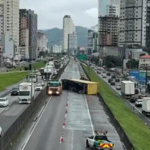 Carreta tomba na BR-101 em Itapema e causa lentidão no sentido Norte