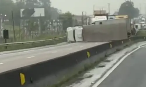 Caminhão tomba na BR-101, provoca bloqueio total da rodovia e filas quilometricas