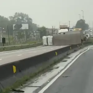 AGORA | Caminhão tombado bloqueia BR-101 e causa lentidão em Tijucas