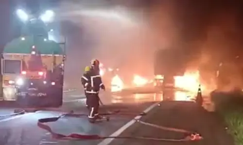 Explosão de carreta provoca incêndio e congestionamento na BR-101 em Biguaçu