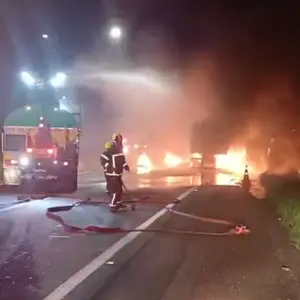 Explosão de carreta provoca incêndio e congestionamento na BR-101 em Biguaçu