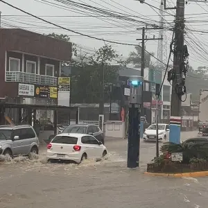 Chuvas intensas provocam alagamentos em ruas de Porto Belo