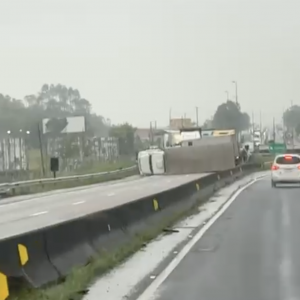 ATUALIZAÇÃO | Pista é liberada após tombamento de caminhão; fluxo é intenso