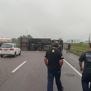 ATUALIZAÇÃO | Pista é liberada após tombamento de caminhão; fluxo é intenso