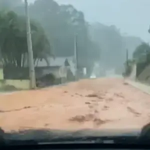 Tromba d’água deixa lama e alagamentos em Brusque e Bombinhas