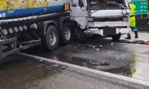 Colisão entre três caminhões deixa motorista preso às ferragens na BR-101 em SC