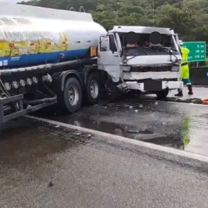 Colisão entre três caminhões deixa motorista preso às ferragens na BR-101 em SC
