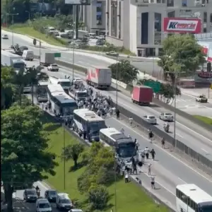 Confronto entre torcedores interdita BR-101 em Itapema e mobiliza helicóptero da polícia