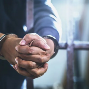 Homem é preso por dívida de pensão após tentar desviar de abordagem