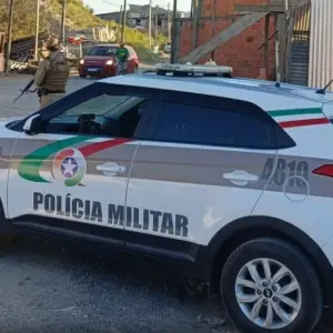 Homem é preso em obra na orla de Meia Praia após mandado por pensão alimentícia