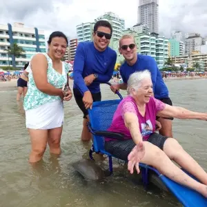 Projeto “Vida na Praia” retorna a Itapema com banhos de mar acessíveis