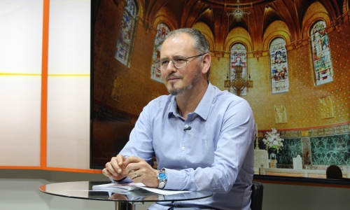 Padre Elizandro Scarsi encerra a semana com bênçãos e esperança no programa Tarde de Fé