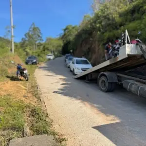 Operação autua irregularidades e remove veículos na Cascata do Fernandes