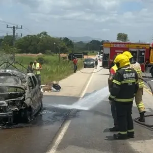 Carro pega fogo na SC-410 entre São João Batista e Canelinha