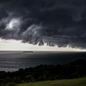 Defesa Civil emite alerta e Estado suspende aulas em regiões de alto e muito alto risco em SC