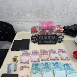 Veículo usado para distribuição de drogas foi abordado após monitoramento