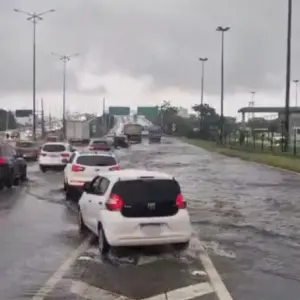 Chuvas intensas interditam faixas da BR-101 na Grande Florianópolis