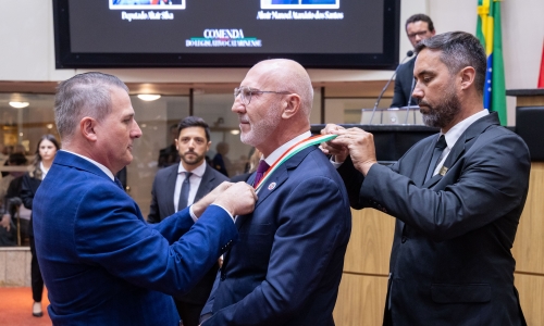 VÍDEO | Empresário de São João Batista é homenageado com maior honraria do Estado