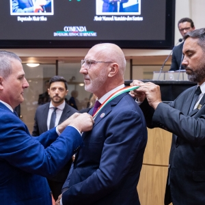 VÍDEO | Empresário de São João Batista é homenageado com maior honraria do Estado