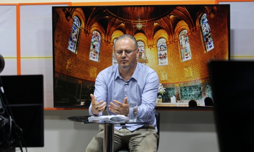 Tarde especial de fé e oração com Padre Elizandro, trazendo palavras que confortam, renovam e edificam