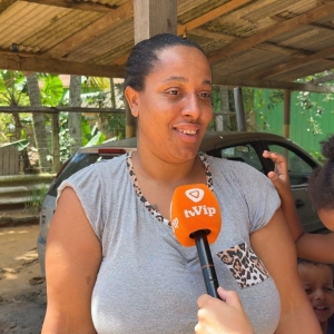 Casa é invadida por água e lama e família perde todos os móveis