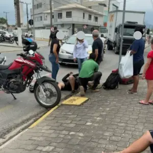 Um homem fica ferido em colisão envolvendo carro, moto e bicicleta