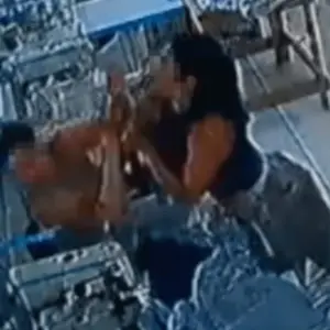 Vídeo mostra mulher sendo agredida pela filha no local de trabalho