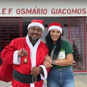 Papai Noel dos Correios entrega presentes a alunos de escola de Tijucas 