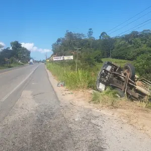 Acidente com caminhão na SC-410 deixa três feridos