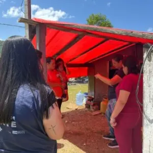 Agentes de saúde realizam cadastramento de indígenas acampados em município