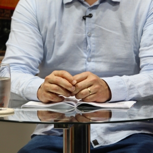 Tarde especial de fé e oração com Padre Elizandro, trazendo palavras que confortam, renovam e edificam