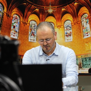Acompanhe um momento de fé, oração e reflexão com Padre Elizandro, trazendo esperança para sua tarde