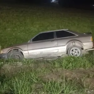 Saída de pista deixa carro danificado na SC-108 em São João Batista