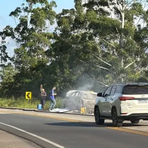 Incêndio destrói completamente veículo na SC-410, em São João Batista