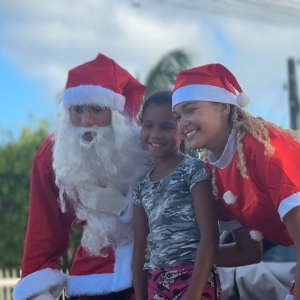 Bombeiro Noel leva alegria às crianças da região com doces e brinquedos